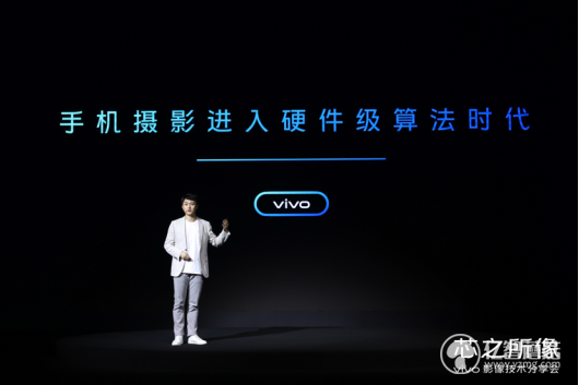 黑暗中有男人的照片上写着字
描述已自动生成