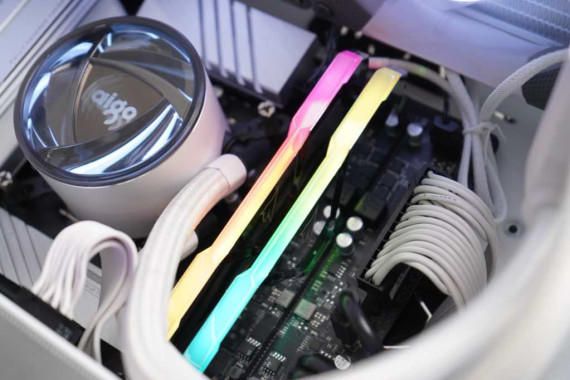 ʿƾӰRGB DDR4-4266ڴ棺4266MHzƵYES!