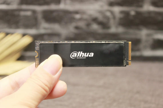 洢𣬴󻪴洢C970 PLUSϵPCIe 4.0̬Ӳ 1TBֵ